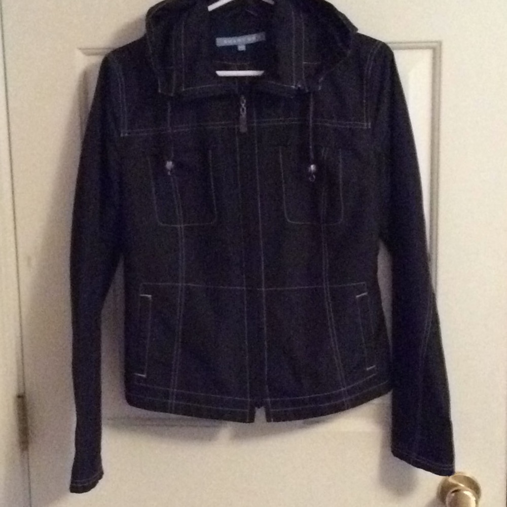 Lightweight windbreaker